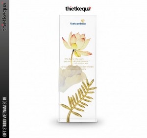 Kỷ niệm chương pha lê Vietcombank thiết kế hoa sen nghệ thuật