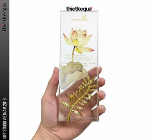 Kỷ niệm chương pha lê Vietcombank thiết kế hoa sen nghệ thuật