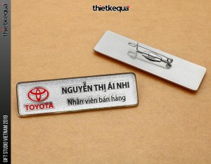 Làm bảng tên Nhân Viên TOYOTA inox khắc ăn mòn